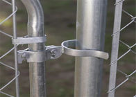 Paseo galvanizado de la cerca de la alambrada del metal a través del sistema de la suspensión del hardware de montaje de la puerta, de las bisagras y del cierre bloqueable de la puerta de Chainlink