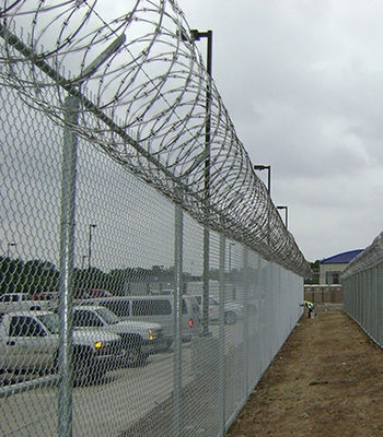 resistencia de Galvanzied Diamond Chain Link Fencing Aging de la INMERSIÓN caliente de 2-4m m